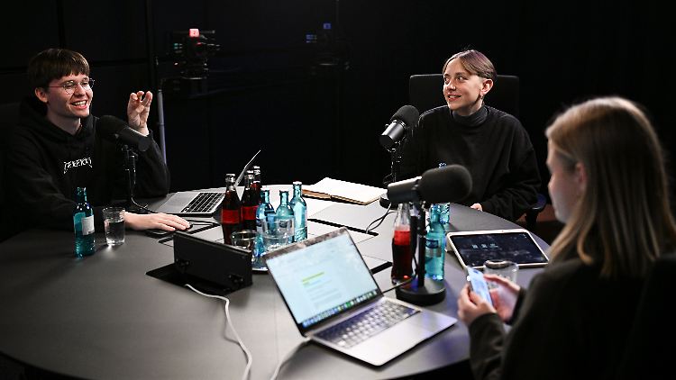 Olivia Schneider nimmt zusammen mit Jakob Springfeld und Lilly Blaudszun einen Podcast auf.