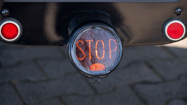 Zur Not steht hier gleich auch noch ein "Stop", um unmissverständlich den Sinn und Zweck der Bremsleuchte zu erläutern.