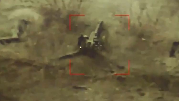 Eine von der ukrainischen Aufklärung entdeckte russische D-30-Feldhaubitze an der Front. Kurz darauf wurde sie zerstört.
