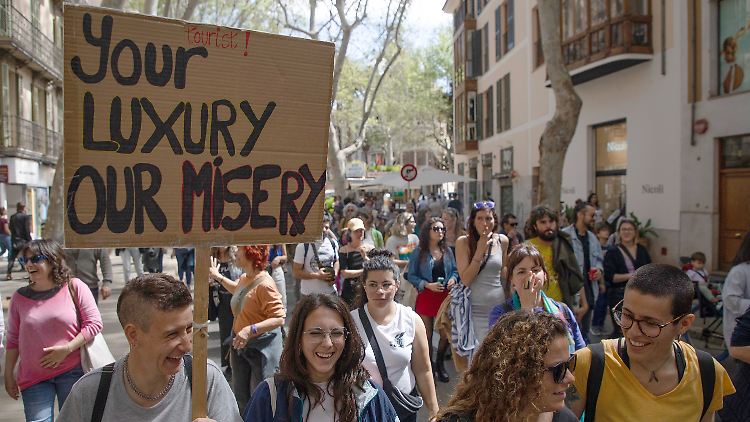 Auf Mallorca protestieren die Einheimischen auch gegen die zunehmende Wohnungsnot. Durch Ferienwohnungen wird der Wohnraum knapp. 