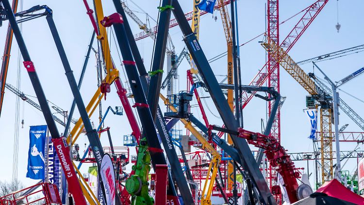 Jede Menge Kräne und Maschinen - allerdings auf der Baumaschinenmesse Bauma 2025 in München.