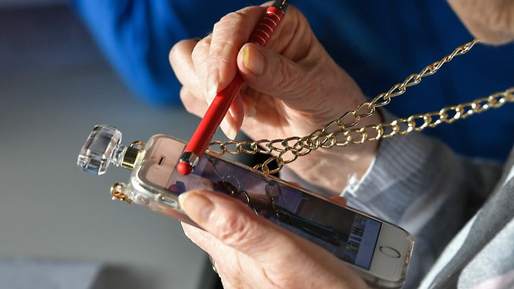 Vor allem ältere Menschen haben Probleme, mit dem digitalen Wandel mitzuhalten.