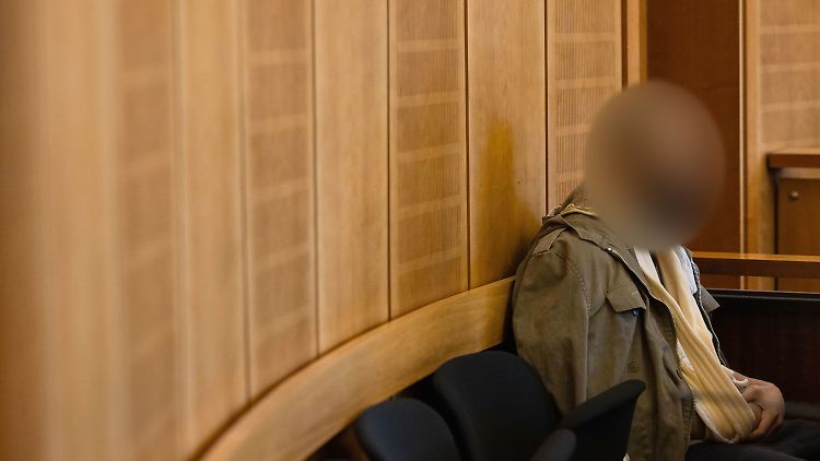 Der Mann gab an, Stimmen zu hören, die seine Selbstgespräche wiederholen.