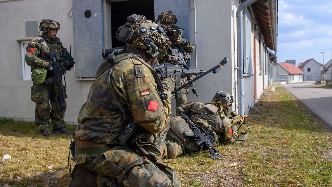Es wurde in der eigens dafür errichteten Übungsstadt Schnöggersburg im Gefechtsübungszentrum des Heeres trainiert.