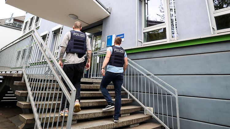 Das Max-Planck-Gymnasium in Duisburg sah heute kein Schüler von innen, die Polizei zeigt dennoch Präsenz.