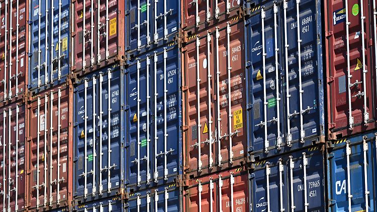 Container im Duisburger Hafen.