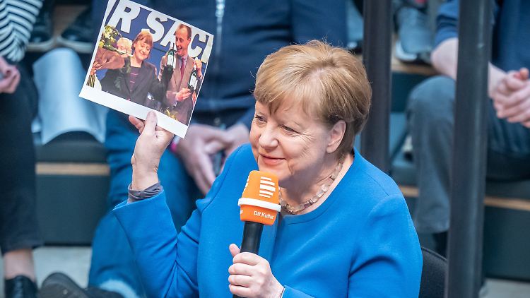 "Dream-Team": Angela Merkel mit einem Foto von sich und ihrem Parteifreund Merz.