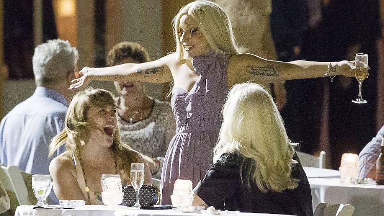 Lady Gaga ganz privat, losgelöst auf der Hochzeit einer Freundin. 