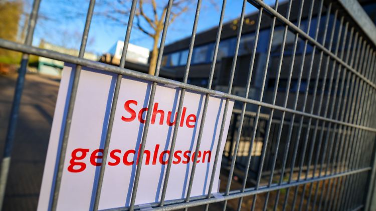 Durch die dritte Mail am Montag habe man dann Gewissheit gehabt, "dass nichts passieren wird", sagt NRW-Innenminister Reul.