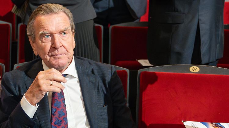 Bis zu einer Neuregelung standen Alt-Kanzler Schröder ein Büro und mehrere Mitarbeiter zu.