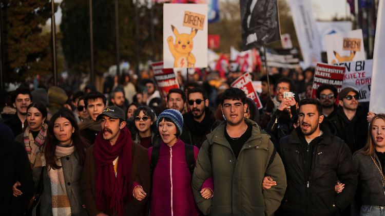 Studenten in Istanbul fordern die Freilassung ihrer Kommilitonen.
