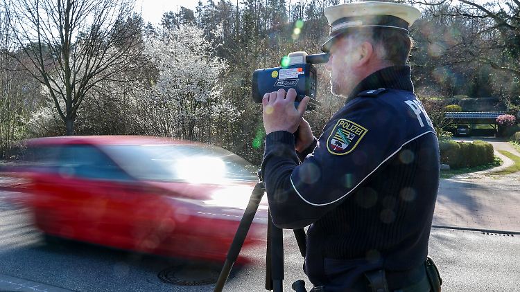 Ein Polizist mit einem Blitzer im sachsen-anhaltinischen Mansfeld. 