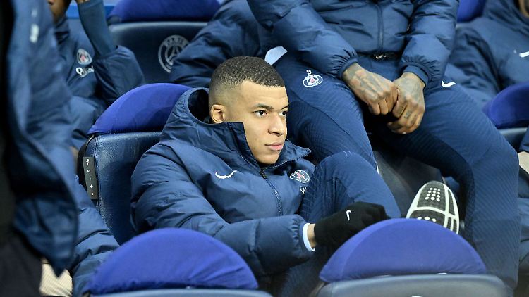 So sah das Ende der PSG-Ära aus: Kylian Mbappé sitzt auf der Bank.