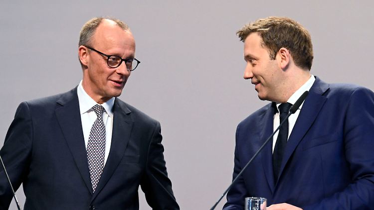 Erleichterung bei den Parteichefs Merz und Klingbeil, nachdem der Koalitionsvertrag unter Dach und Fach war. 