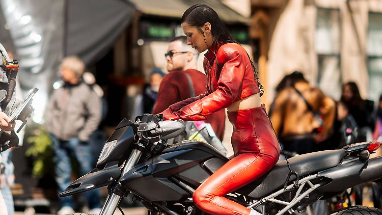 Genaue Details zur Handlung der neuen Serie mit Bella Hadid sind nicht bekannt.