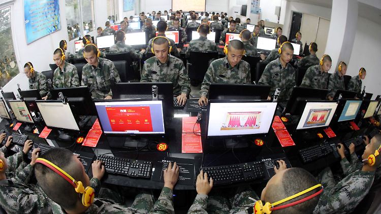 Chinesische Soldaten an Computern. 