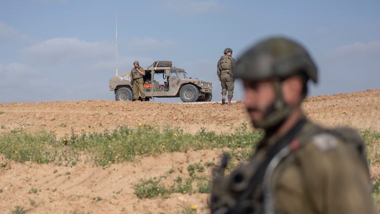 Israelische Soldaten an der Grenze zwischen Israel und Gaza. 