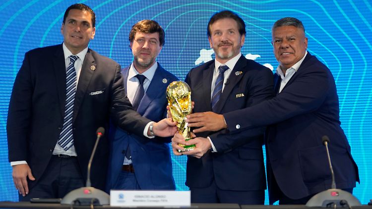 Mehr Hände greifen nach dem Pokal. Ignacio Alonso (2.v.l.) und Alejandro Domínguez (3.v.l.) wollen eine Giganten-WM.