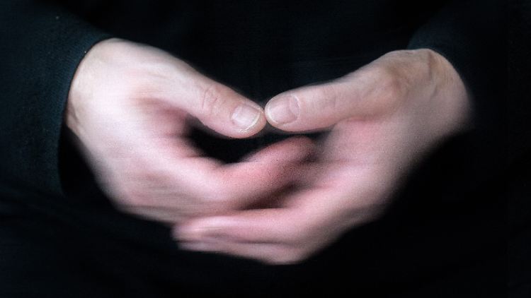 Parkinson äußert sich unter anderem durch unkontrollierbares Zittern.