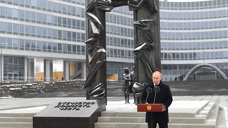Unter Putins Herrschaft werden die Illegalen als Helden verehrt, hier bei einer Rede vor einem Denkmal für russische Geheimdienstoffiziere 2020 in Moskau.