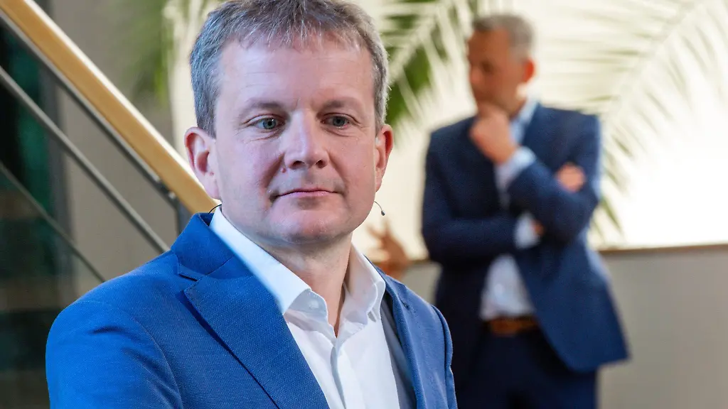 Vor-dem-letzten-Schlagabtausch-warten-Rico-Badenschier-vorne-SPD-der-amtierende-Oberbuergermeister-von-Schwerin-und-sein-Herausforderer-Leif-Erik-Holm-hinten-von-der-AfD