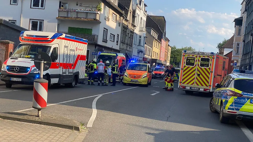 Krankenwagen-stehen-am-Rande-einer-Massenschlaegerei