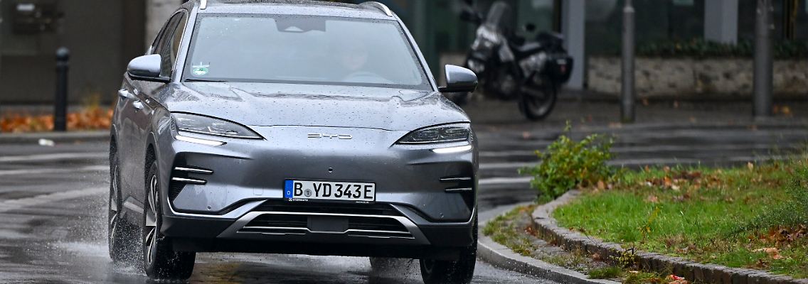 Ein E-Auto der Marke BYD biegt um eine Kurve: Auf deutschen Straßen sieht man die Fahrzeuge des chinesischen Herstellers eher selten.