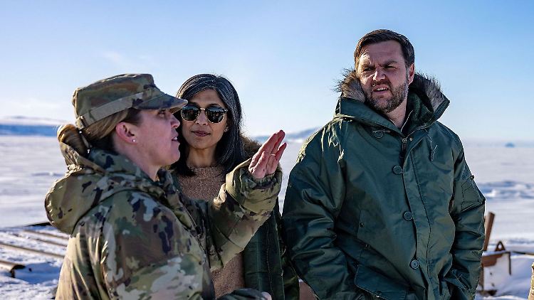 Susannah Meyers (l.) - hier beim Besuch von JD Vance und dessen Frau Usha - war Chefin der US-Basis Pituffik auf Grönland.
