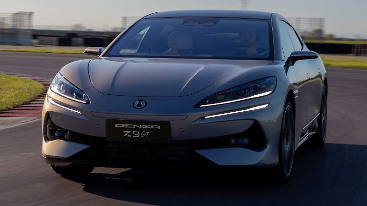 Denzas Auftaktmodell, der Z9GT, weist durchaus Ähnlichkeiten zum Porsche Taycan Cross Turismo auf.