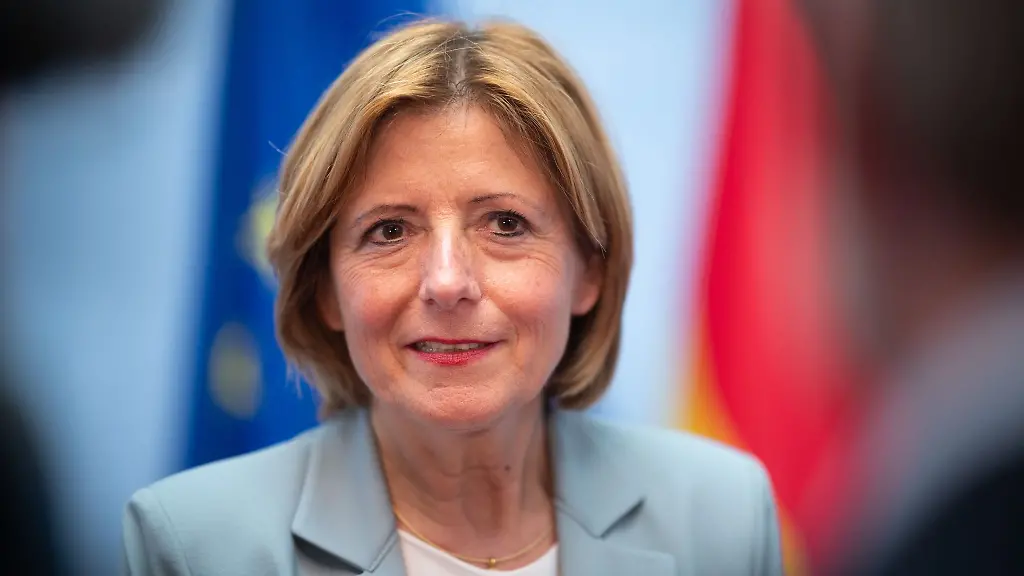 Ministerpraesidentin-von-Rheinland-Pfalz-Malu-Dreyer-spricht-nach-einem-Fluechtlingsgipfel-der-Landesregierung