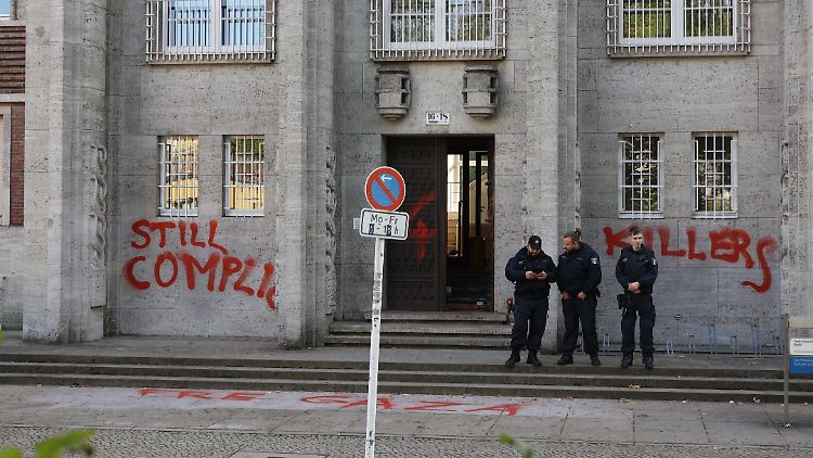 Einsatzkräfte der Polizei stehen nach dem Vorfall am 17. Oktober 2024 vor einem Gebäude der Freien Universität.