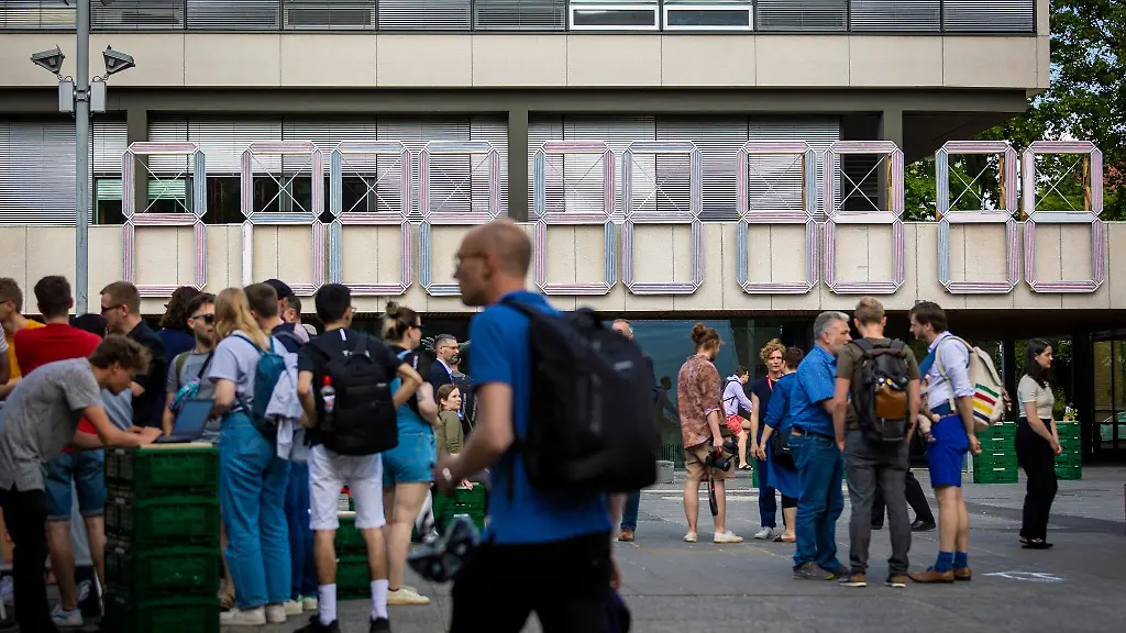 Eine-ClimateCrisisClock-haengt-am-Forumsgebaeude-der-Technischen-Universitaet-TU-Braunschweig