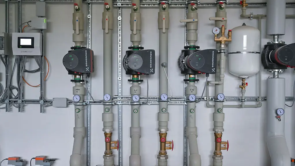 Blick-auf-eine-Hydraulikstation-in-einem-Heizungsraum-fuer-Sole-Wasser-Waermepumpen