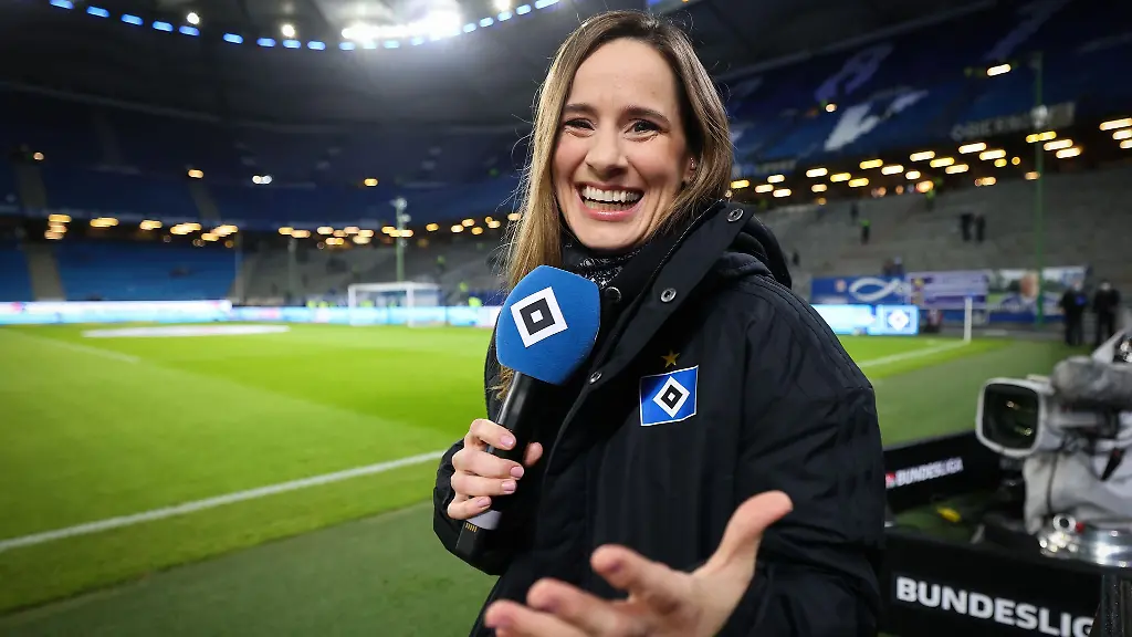 Christina-Rann-Stadionsprecherin-des-Hamburger-SV-steht-vor-dem-Spiel-auf-dem-Rasen