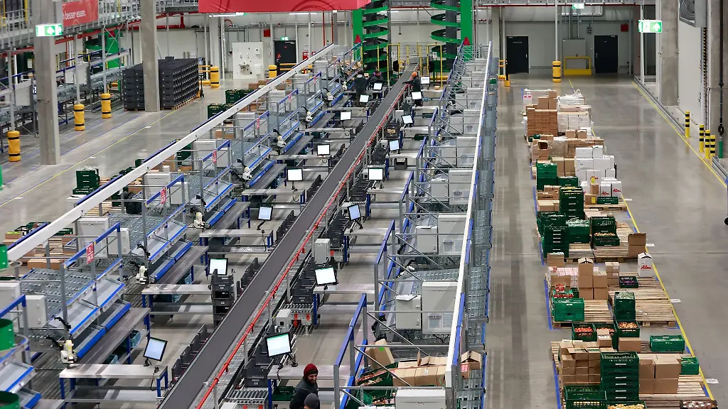 Blick-in-die-Versandhalle-von-HelloFresh-am-Produktionsstandort