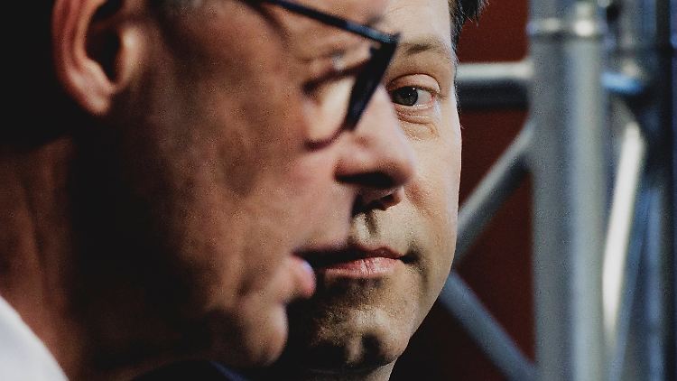 Friedrich Merz und Lars Klingbeil bei der Vorstellung des Koalitionsvertrags am vergangenen Mittwoch. "Die Wirkmacht der vier bis fünf entscheidenden Leute in einer Regierung war niemals größer", sagt der Politologe Timo Lochocki. "Kanzler, die entscheidenden Minister und die Fraktionsvorsitzenden - auf sie wird es mehr denn je ankommen."