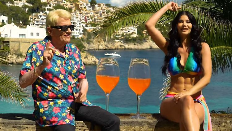 Wegsehen fällt schwer: Micaela Schäfer und Heino.