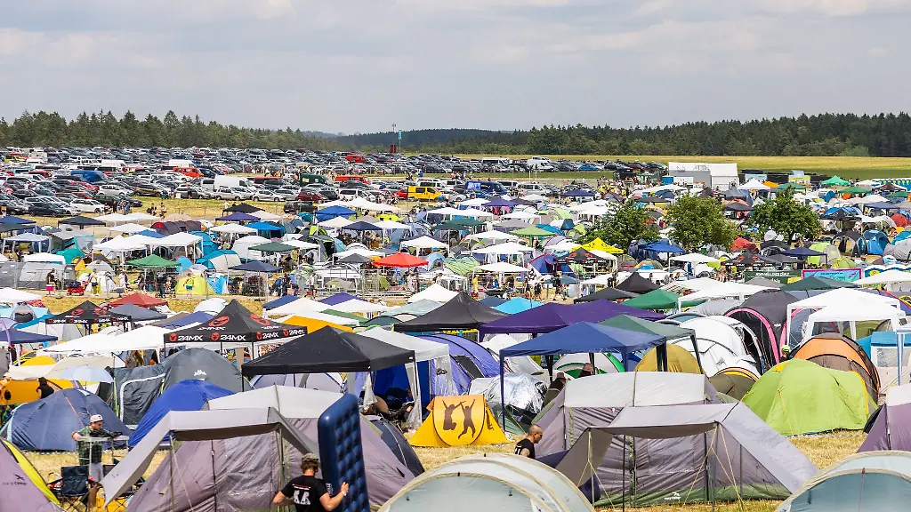 Zelte-stehen-auf-dem-Campinggelaende-des-Southside-Festival