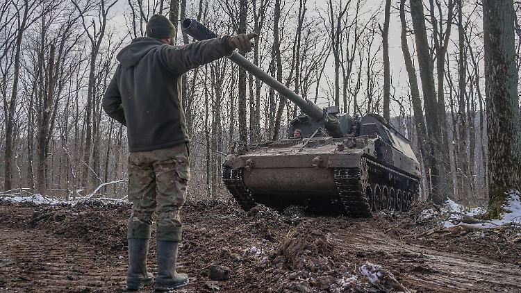 Eine Panzerhaubitze 2000 in der Ukraine. 