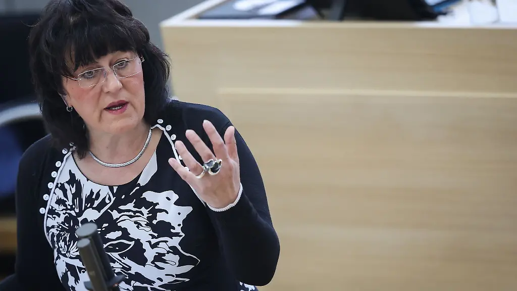 Eva-Feussner-CDU-Sachsen-Anhalts-Bildungsministerin-spricht-waehrend-der-Landtagssitzung