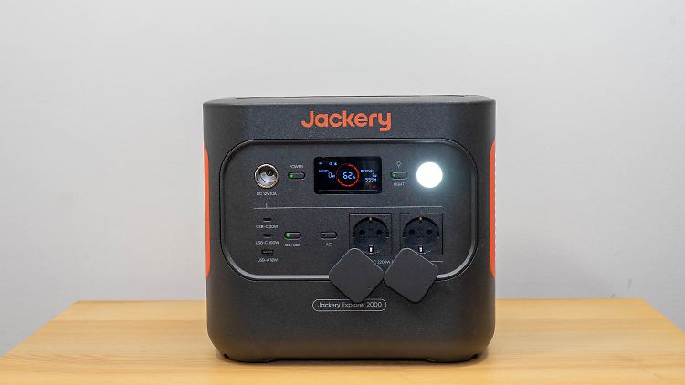 Die Jackery Explorer 2000 v2 ist nicht größer als ein Picknickkorb.