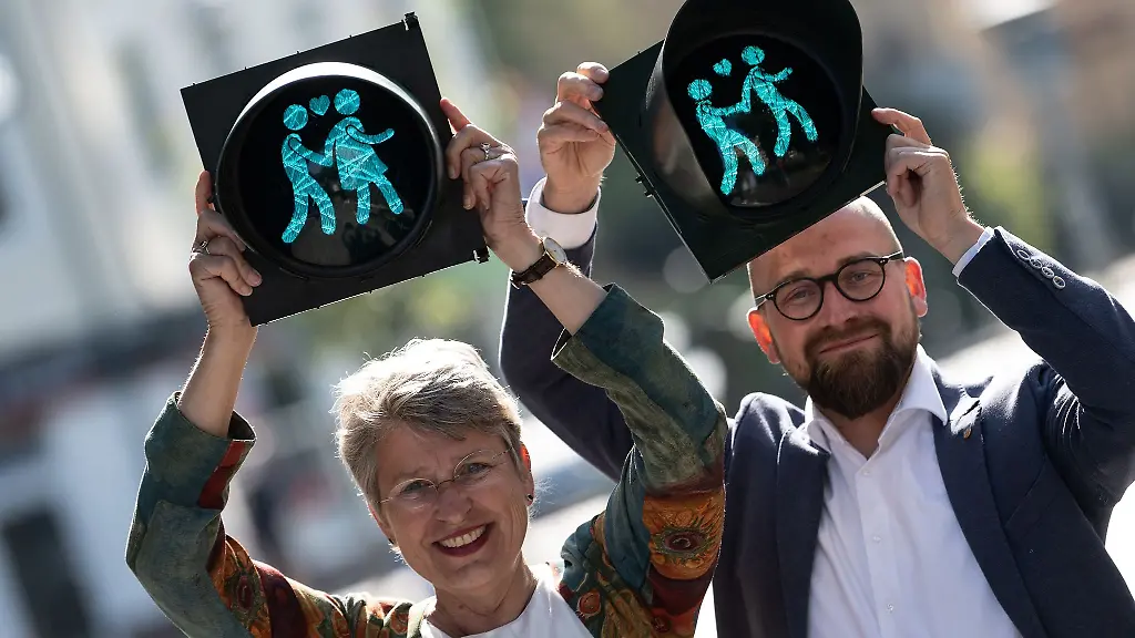 Petra-Broistedt-SPD-Oberbuergermeisterin-der-Stadt-Goettingen-und-Frithjof-Look-Stadtbaurat-halten-Teile-einer-queeren-Ampelmenschen