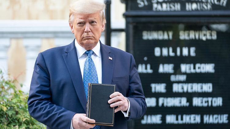 Sorgte 2020 für Aufsehen: US-Präsident Trump posiert vor einer Kirche in Washington mit einer Bibel. Für das Fotoshooting ließ er die Straße durch die Polizei räumen.