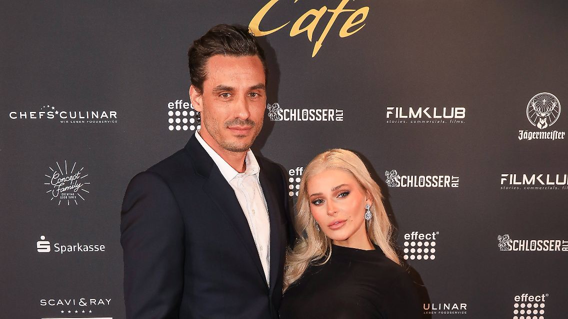 Sie sind ein Paar - das haben sie bei der Eröffnung eines Schlager-Cafés klargemacht.