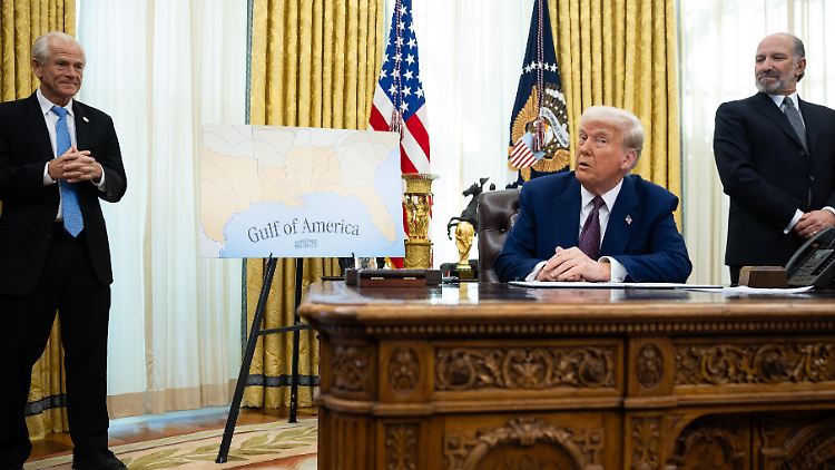 Trump im Weißen Haus mit Navarro (l.) und Lutnick.