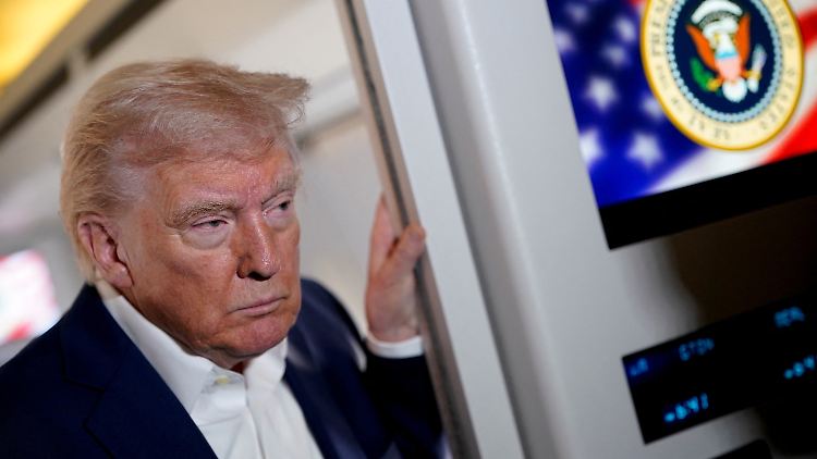 "Ein gutes Herz, eine sehr gute Seele": Trump an Bord der Air Force One auf dem Weg nach Florida. 