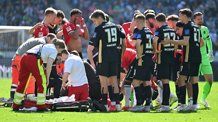 Die Spieler bildeten einen Sichtschutz.