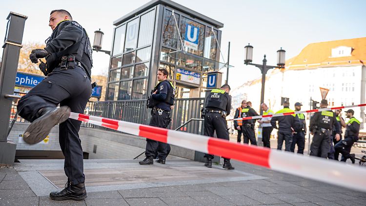 Der Polizei zufolge waren die Männer am Samstagnachmittag im U-Bahnhof Sophie-Charlotte-Platz im Berliner Westen aneinandergeraten. 