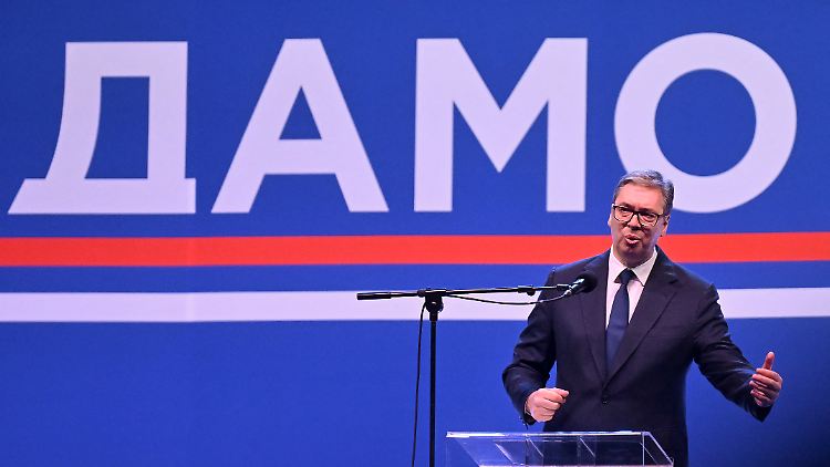 Der serbische Präsident Vucic erklärt seinen Anhängern, dass die Proteste gegen ihn aus dem Ausland gesteuert seien.