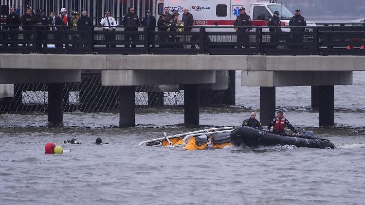 Der Hubschrauber stürzte wie ein Stein in den Hudson River. 